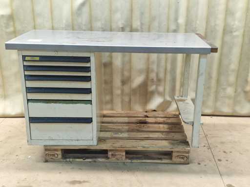 Arbeitstisch mit Inhalt