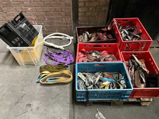 Batch of fasteners and accessories