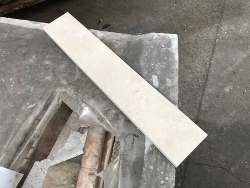 Lot of skirting boards 275 lm Crema Luna