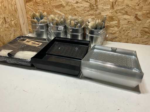 Pinsel und Farbschalen