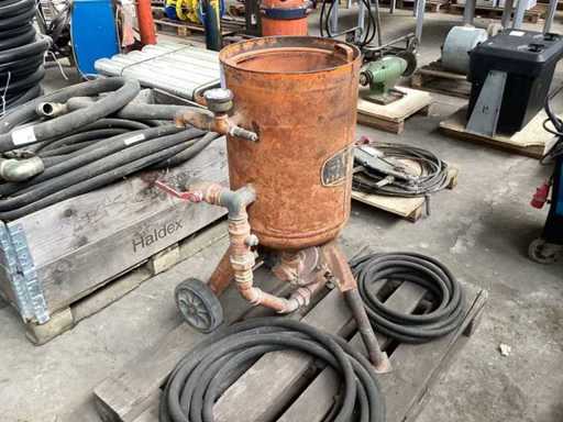 Sandblasting machine