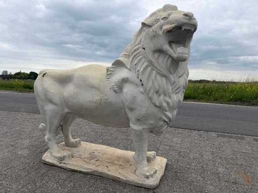 Gusseiserner Löwe 1,50 Meter breit 