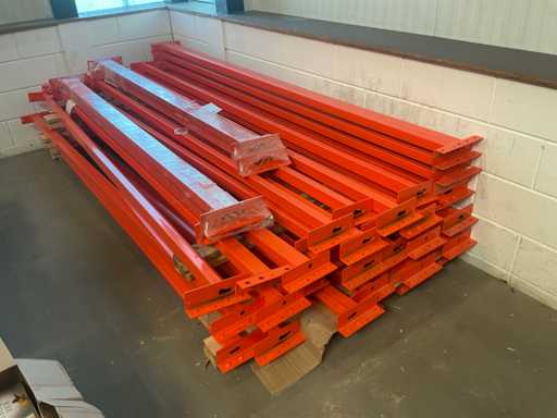 Rastrelliere per pallet, travi (circa 40 pezzi) e scaffali in legno