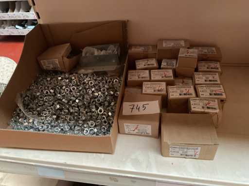 Moeren M10 en dozen schroeven