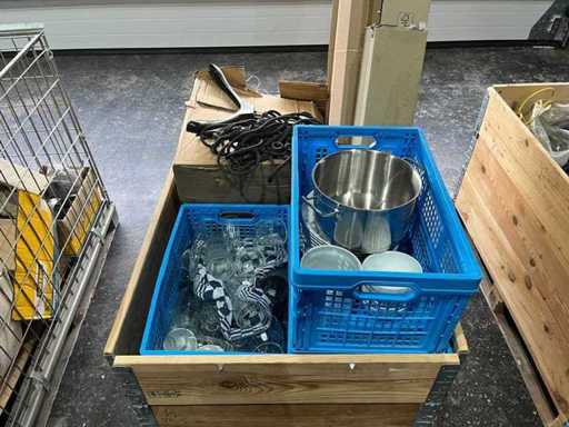 Palette avec divers plats, couverts et éclairage