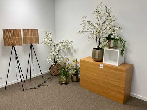 Różne asortymenty sklepowe i dekoracje