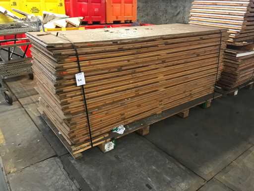 Peretele interior al baracei (19x)