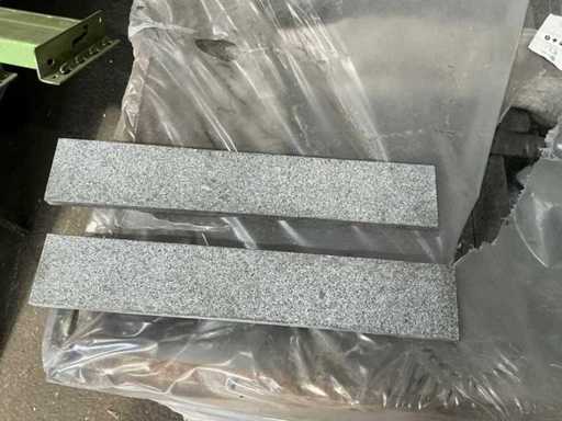 Partij natuursteen plinten ca 500 stuks ca 200 lm