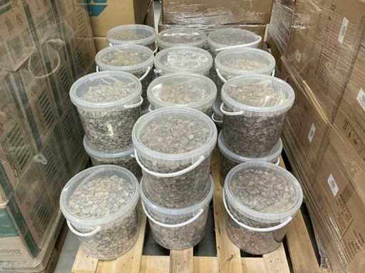 Partij schelpen in emmers met deksel (22x)