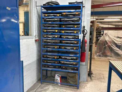 Scaffali in metallo con varie scatole di assortimento automobilistiche