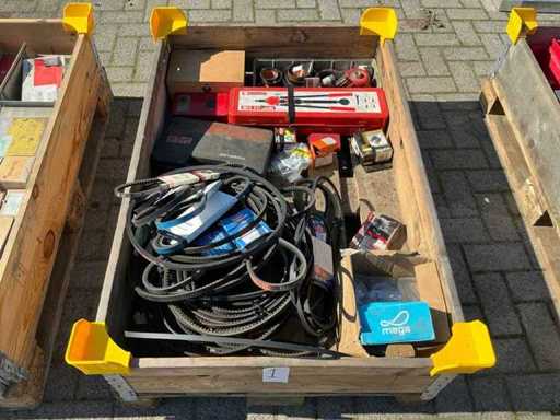 Verschiedene Bohrwerkzeuge, Lochbohrer, Bänder