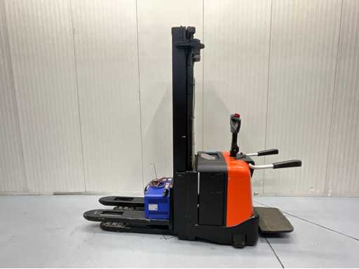 BT - SPE 160L - Stacker Triplex - lifting height 5.40 meters - Freelift - 2016 - battery charger