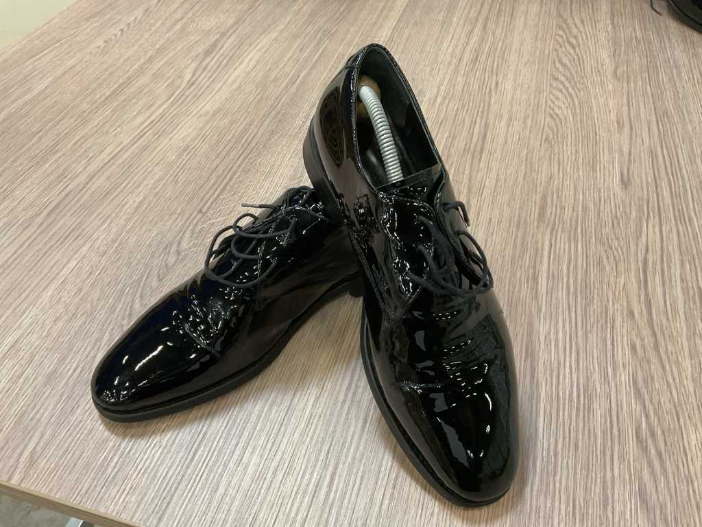 Van Bommel Pair of patent leather shoes (size 41)