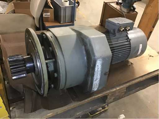 Electric motor with gearbox and gear