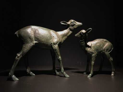 Scultura madre capriolo con cerbiatto piccolo 