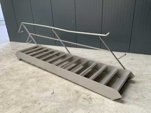 Edelstahltreppen, 13 Stufen, 250 cm hoch, mit Handlauf
