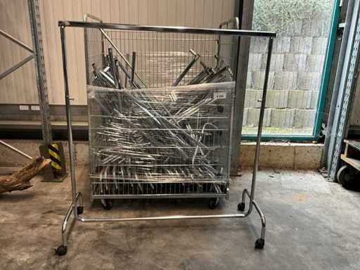 10 suporturi de haine cu cărucior cu role, cu grilă, placat crom pe castor.