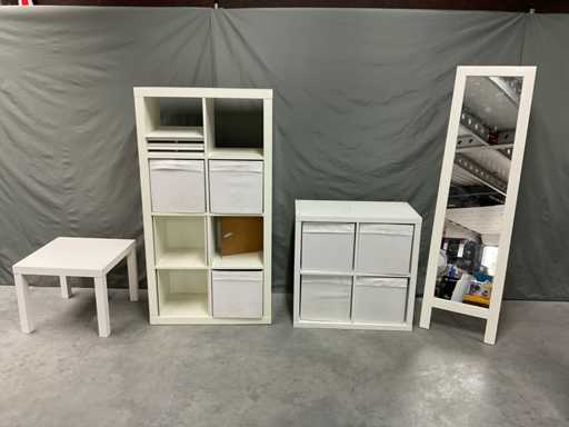 Kasten, spiegel en tafel