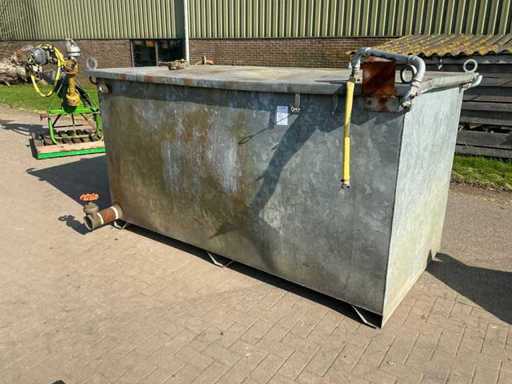 Horizontal storage tank