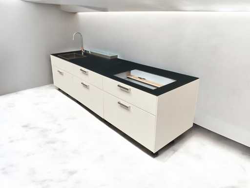 Next125 Keukeneiland met colorglass  aanrecht en Blum Ladegeleiders