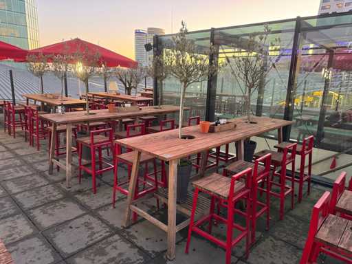 Cabanes - Table de bar en terrasse avec arbres (2x)