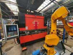CNC-Metallbearbeitungslinien, Roboter und Industrieanlagen