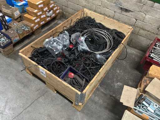 Dużo kabli elektrycznych