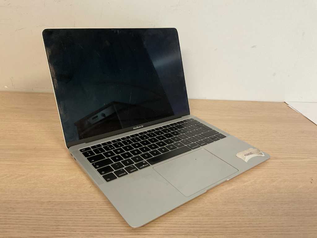 Apple laptop MacBookAir8,2