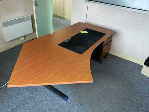 Schreibtisch mit mobilem Sockel