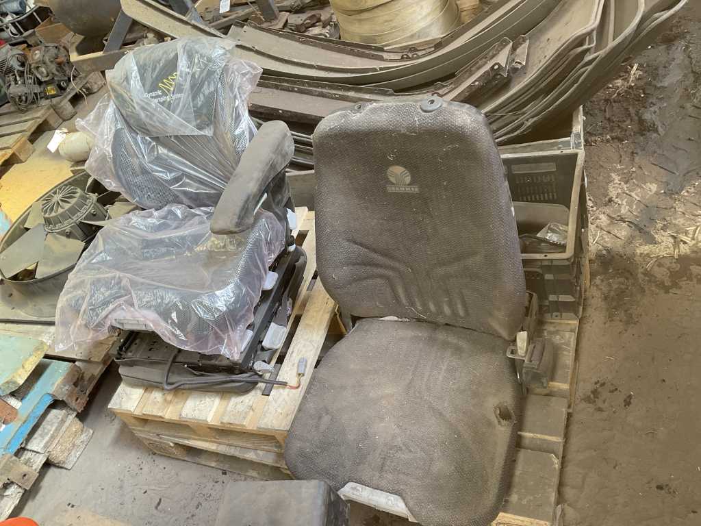 Tractor seat (2x)