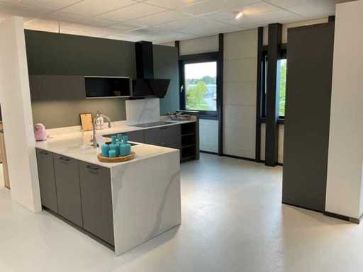 Nobilia - Cuisine showroom avec appareils électroménagers Pelgrim