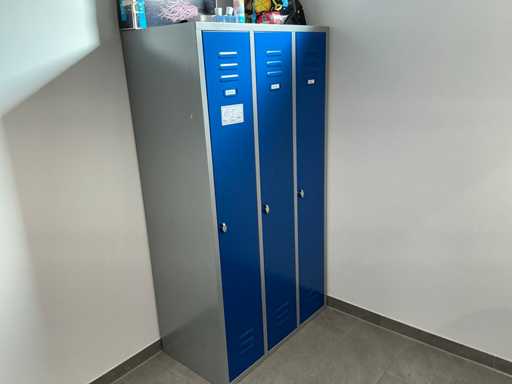 3-locker cabinet without contents