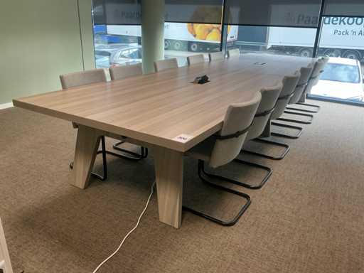 Stół konferencyjny z 12 przewodniczącymi konferencyjnymi