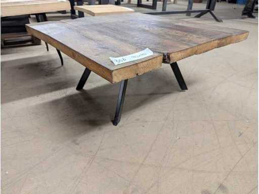 Coffee table rustic Oak. 90 x 90 x 45cm Metal base
