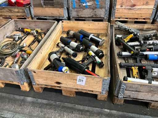 Diverse pistoale pneumatice cu lipici și etanșare (9x)