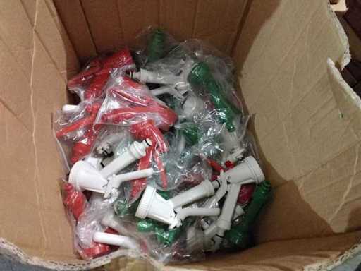 Grote volle doos met spuitkoppen en tuinslangkoppelingen