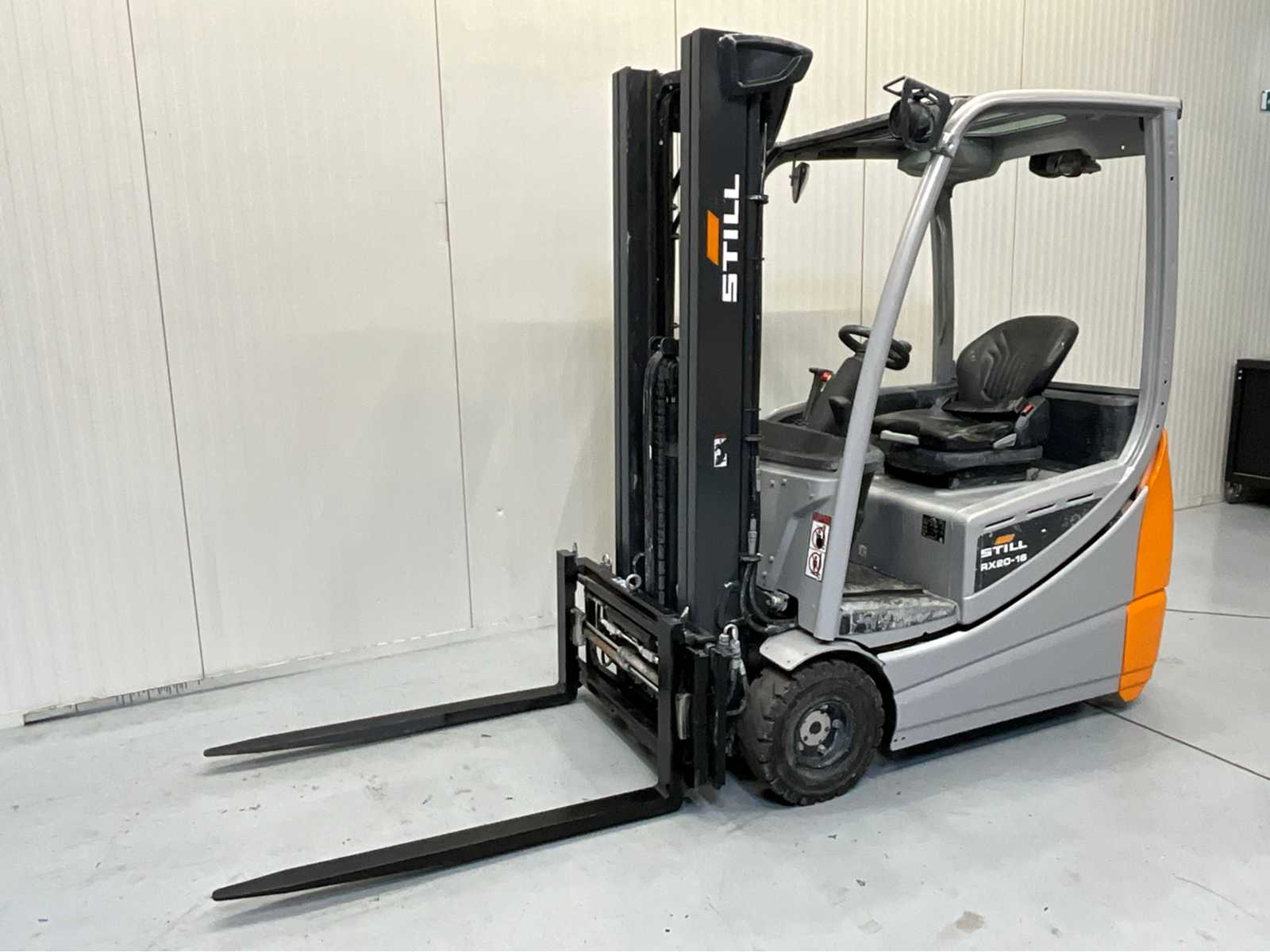 Still RX20-16 – Forklift Triplex – Fork Positioner – Freelift – Sideshift – 2700 hours – 2019 – 5.0M