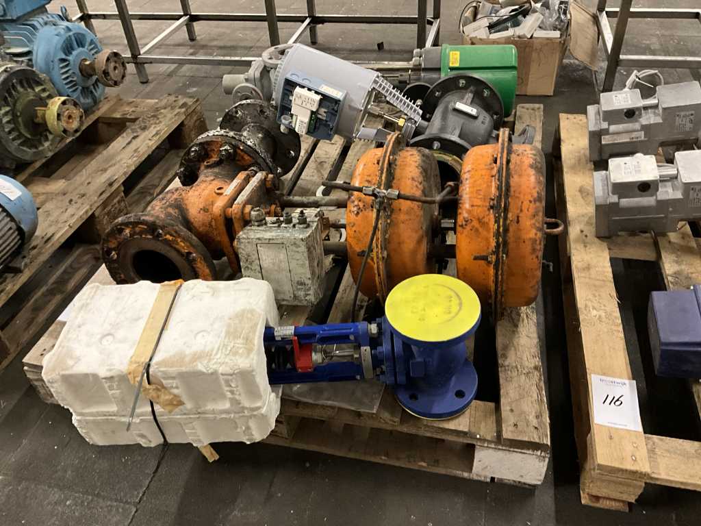 Various control valves and valves (4x)