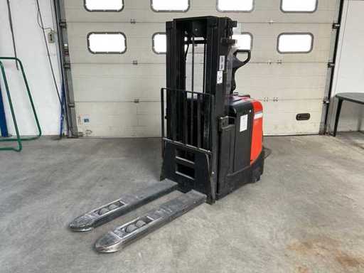 2004 BT SPE160 Stacker
