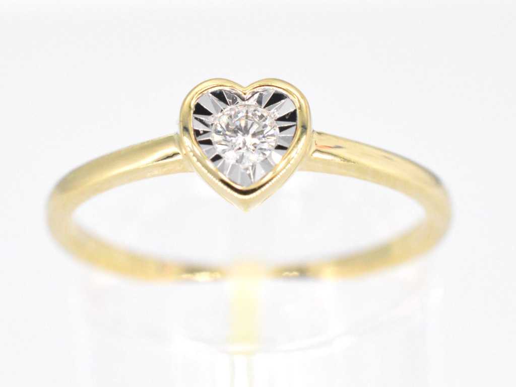 Gouden ring met een briljant geslepen diamant in hartvorm