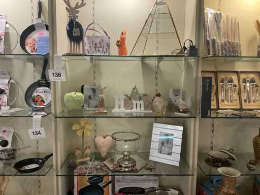 Divers matériaux décoratifs et cadeaux ainsi que la pyramide avec éclairage