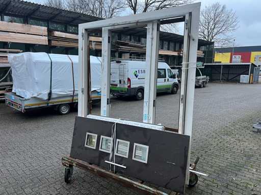 Rama ferestrei ?i prin