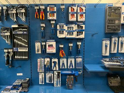 Batch of Hyundai pliers, caulking guns and hand tools (approximately 45 pieces)