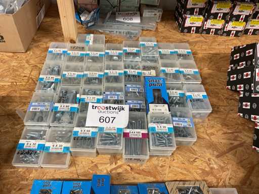 34 boîtes de clous ; des boulons à retard ; Pouce pointé