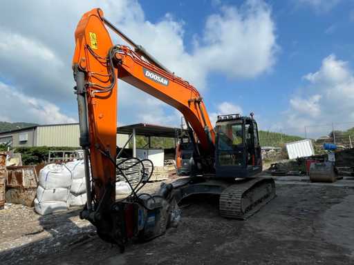Escavatore cingolato DOOSAN DX235LCR con strumenti BRH + CESOIE PER CALCESTRUZZO + TRITURATORE PER CALCESTRUZZO + MORSETTO TRIE + BENNA