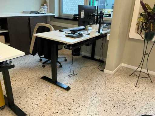 elektrisch  in de hoogte verstelbare bureautafel (2x)