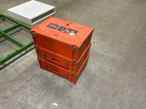 3 cajas de módulos Systra en naranja: 22 cm de alto, 60 cm de ancho y 40 cm de profundidad