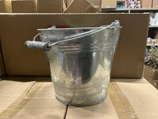 Partia wiader cynkowych z drewnianą rączką Ø25xH21cm (468x)