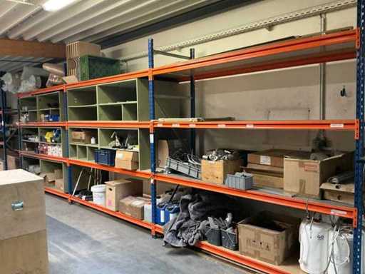 Regały magazynowe z zawartością