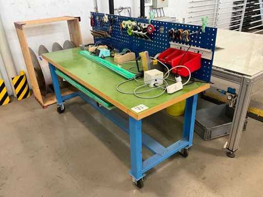 Établi avec accessoires